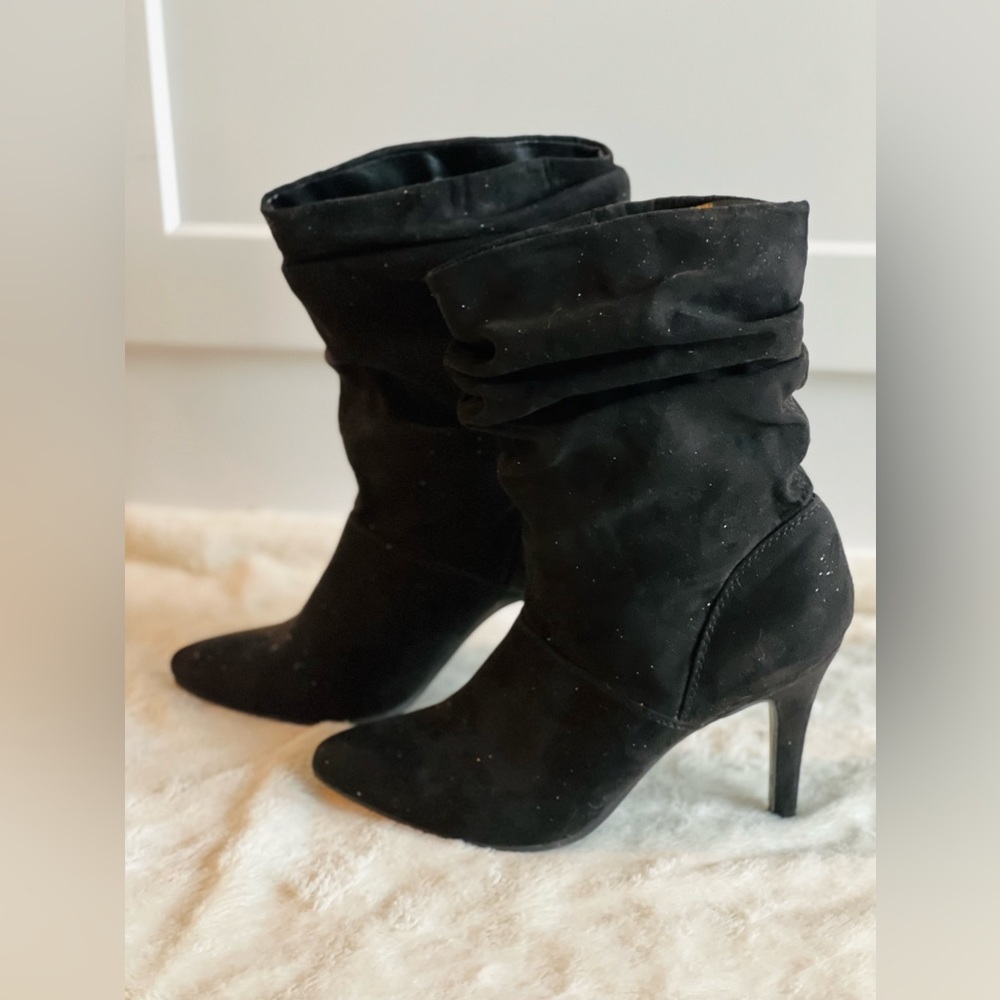GUC 9.5 Black faux suede slouchy booties; mid-calf, 4” heel, subtle glitter.